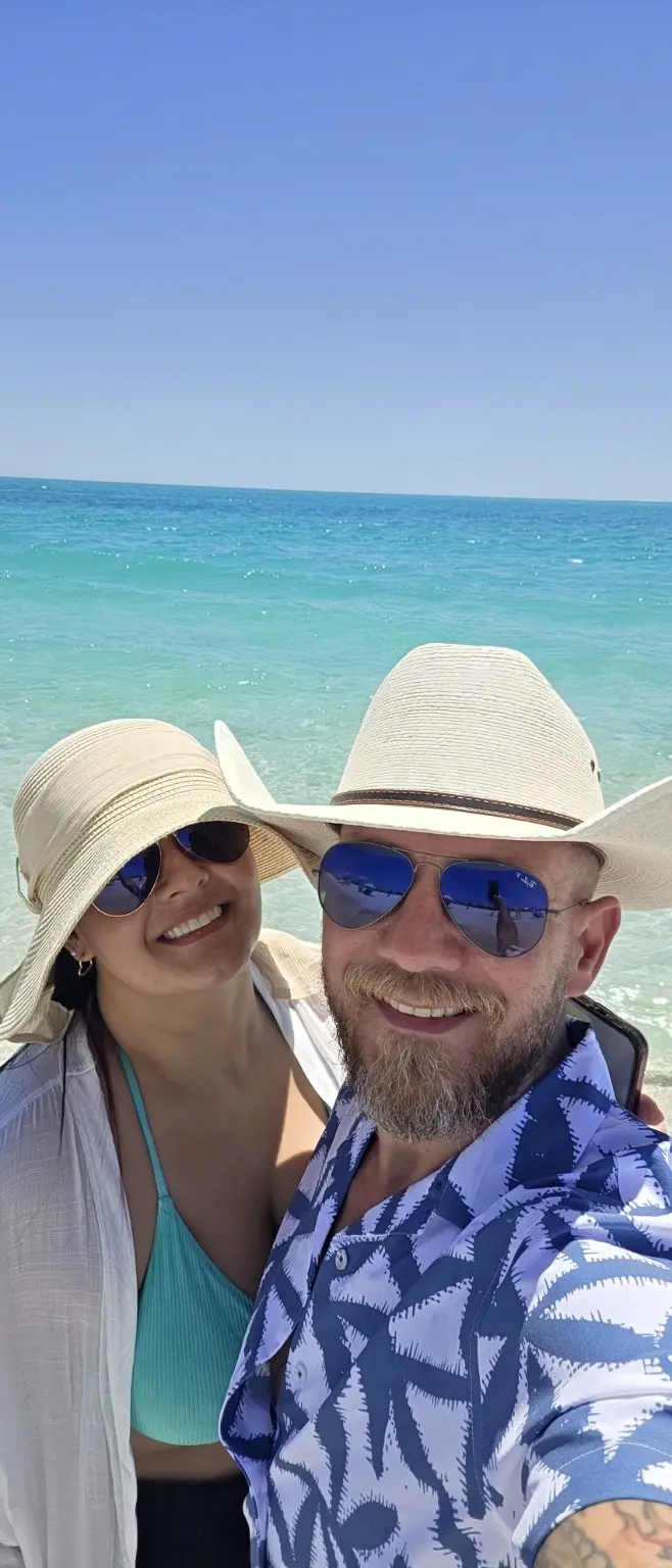Camila and Leandro together by the ocean