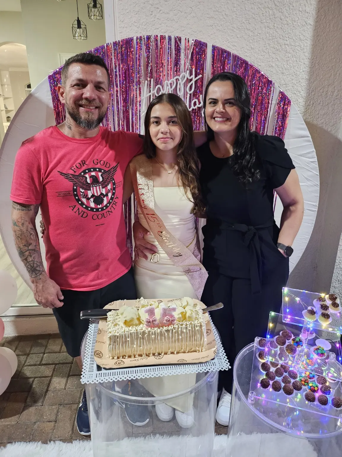 Leandro, Isabela, and Camila together at a family celebration