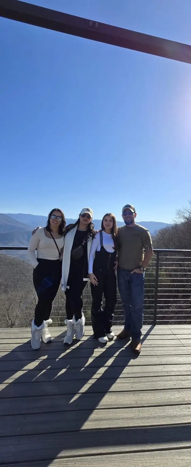 Camila, Leandro, Isabela, and a loved one together on a family trip
